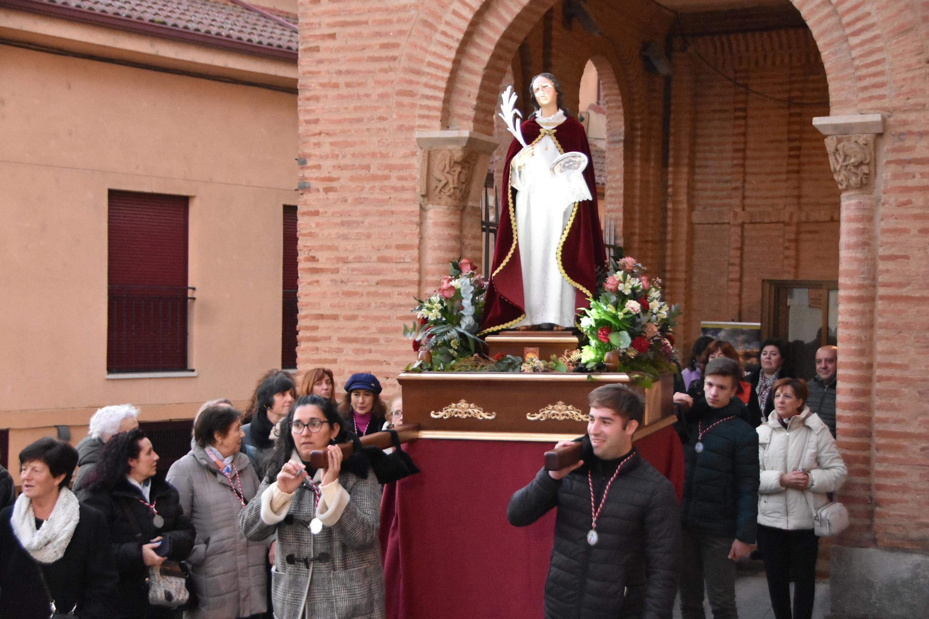 Día histórico en Alba con la primera salida de Santa Lucía a la calle