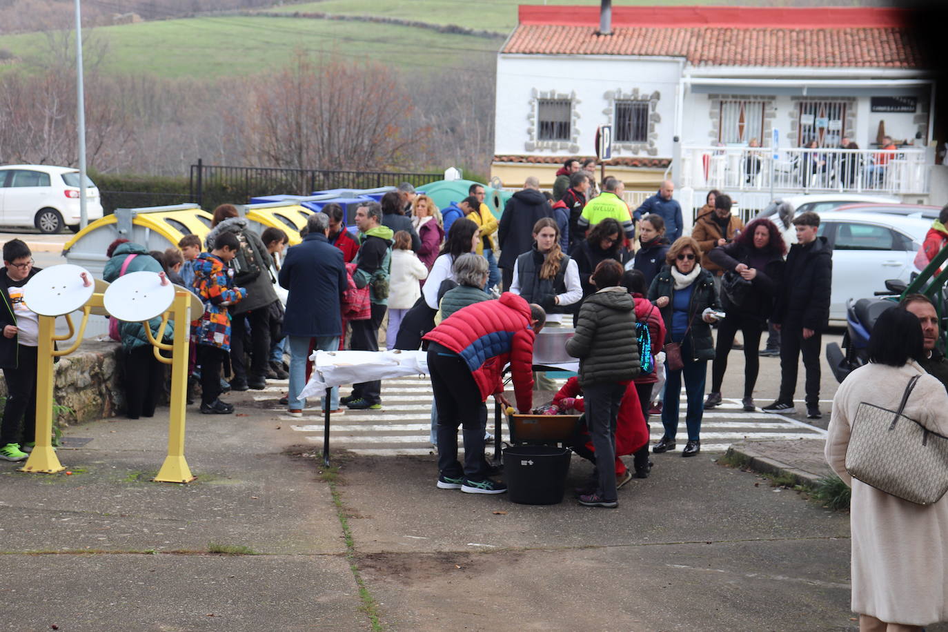 Candelario disfruta de la calbotada solidaria en beneficio de los niños ingresados en el hospital