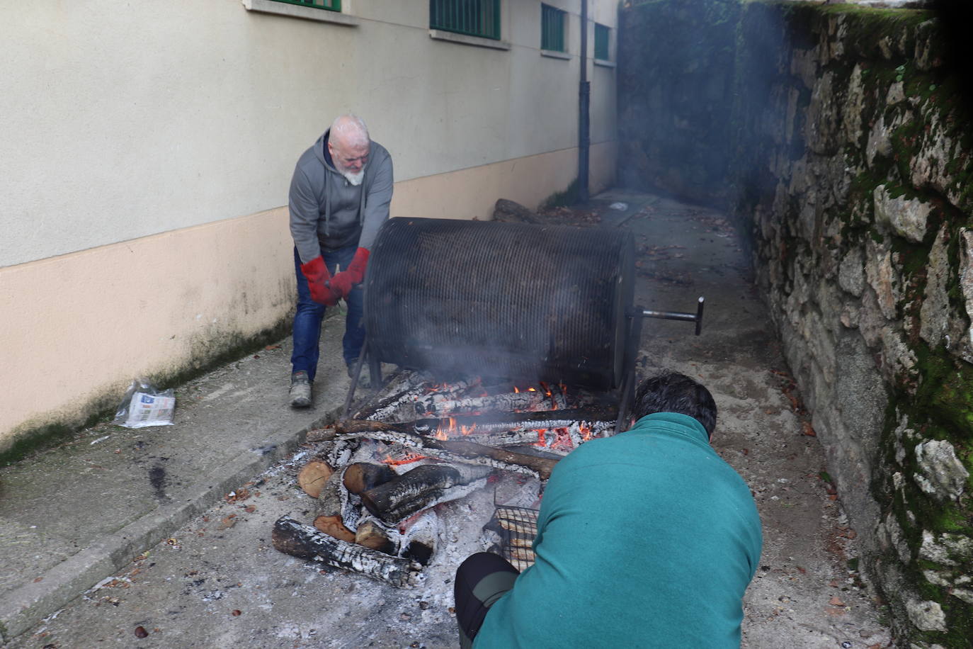 Candelario disfruta de la calbotada solidaria en beneficio de los niños ingresados en el hospital