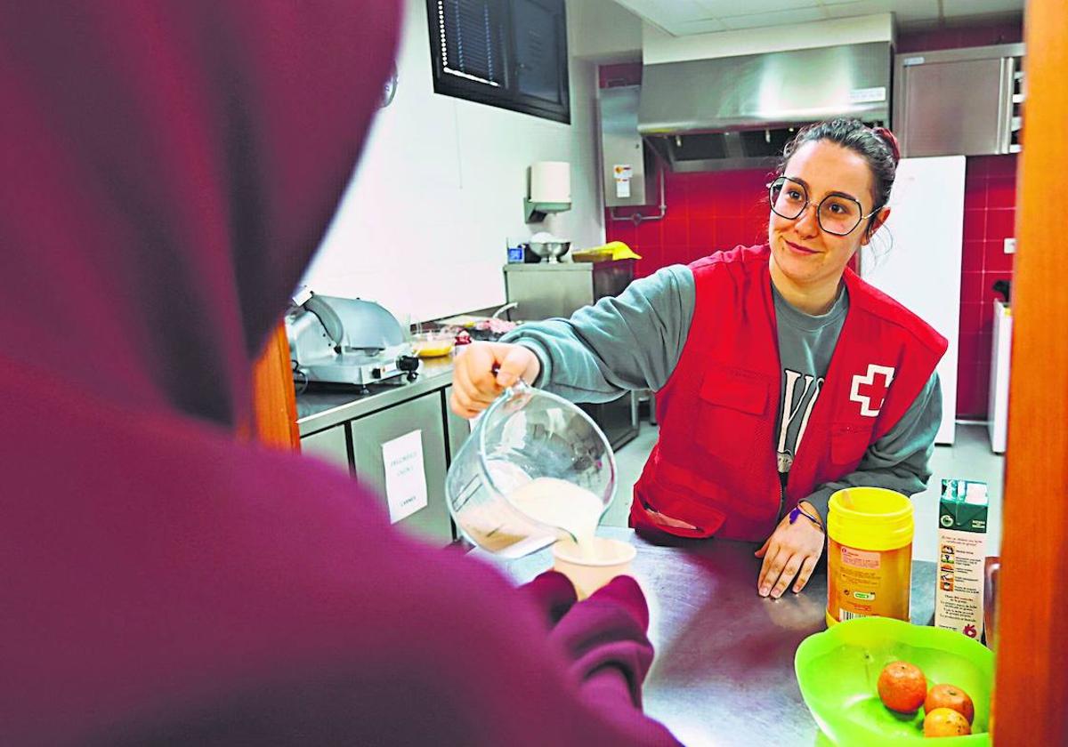 Una voluntaria atiende a un usuario.