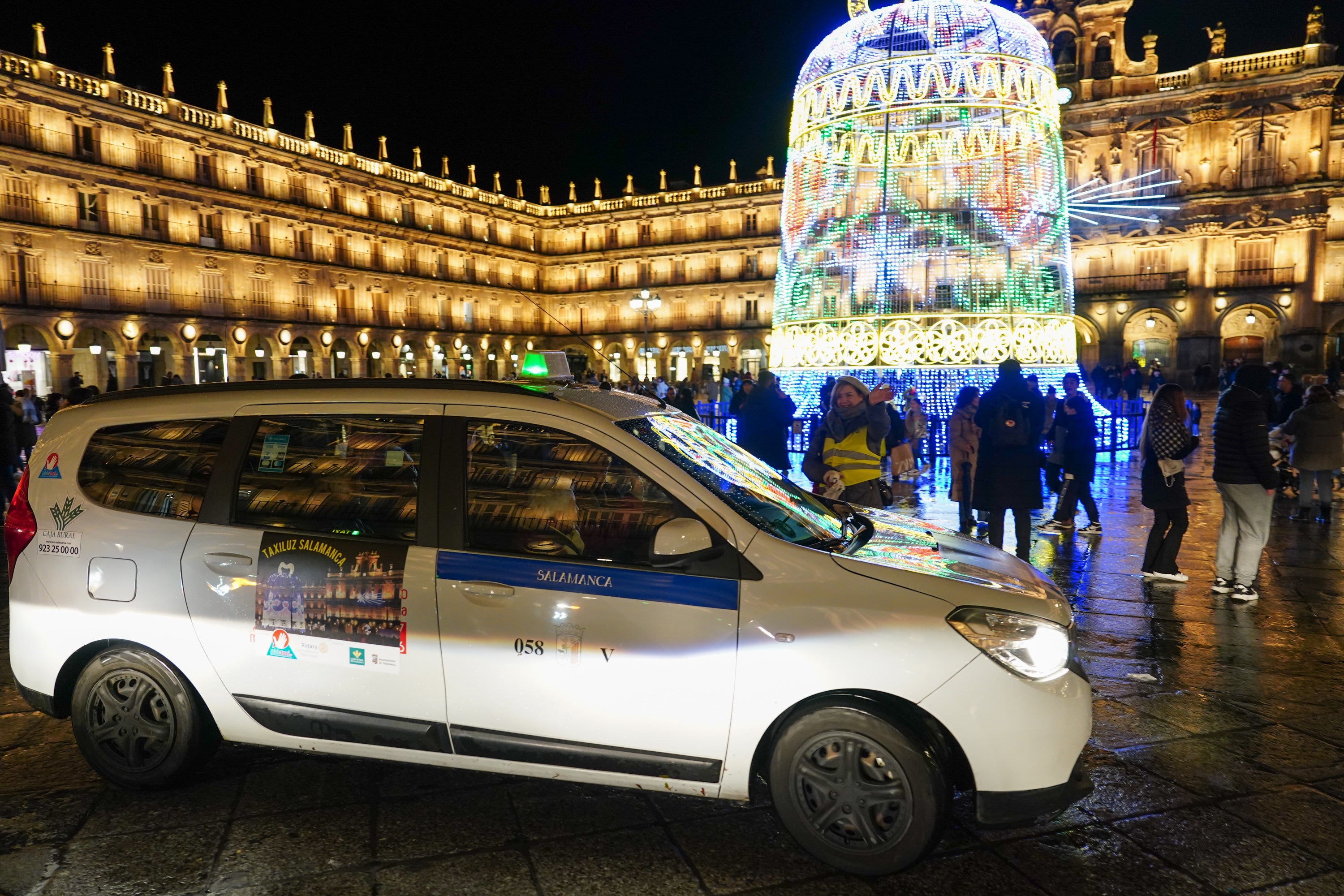 El regalo navideño de los taxistas para que los mayores disfruten de las luces