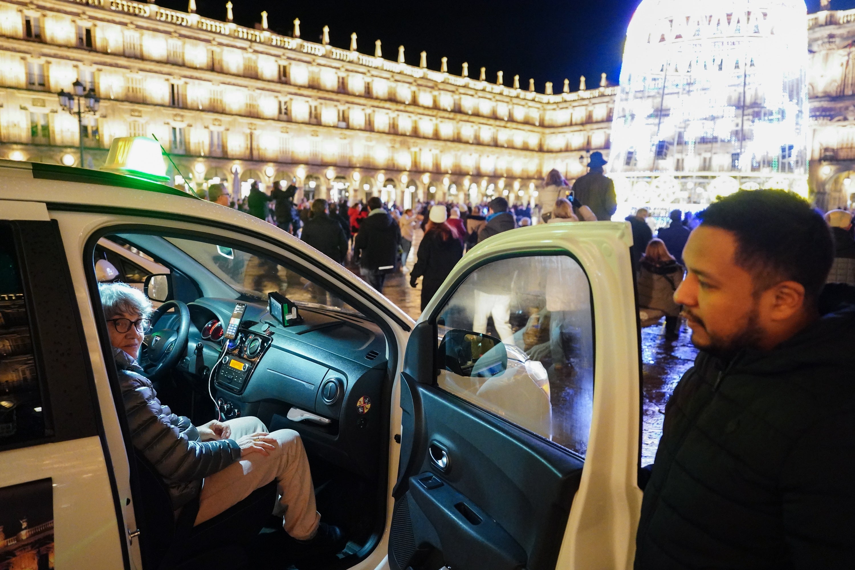 El regalo navideño de los taxistas para que los mayores disfruten de las luces