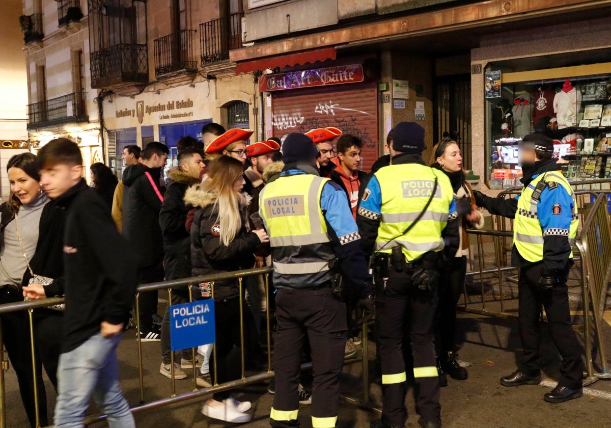 Agentes de la Policía Local controlarán los accesos de la Plaza Mayor en el Fin de Año Universitario