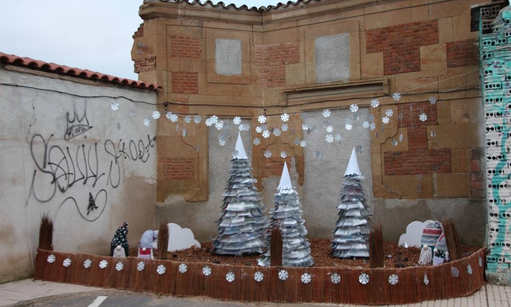 Villoruela enciende un nuevo árbol hecho con 3.000 metros de cuerda