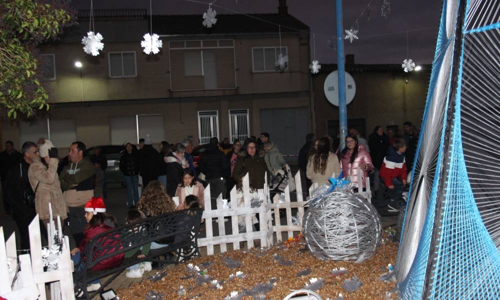 Villoruela enciende un nuevo árbol hecho con 3.000 metros de cuerda