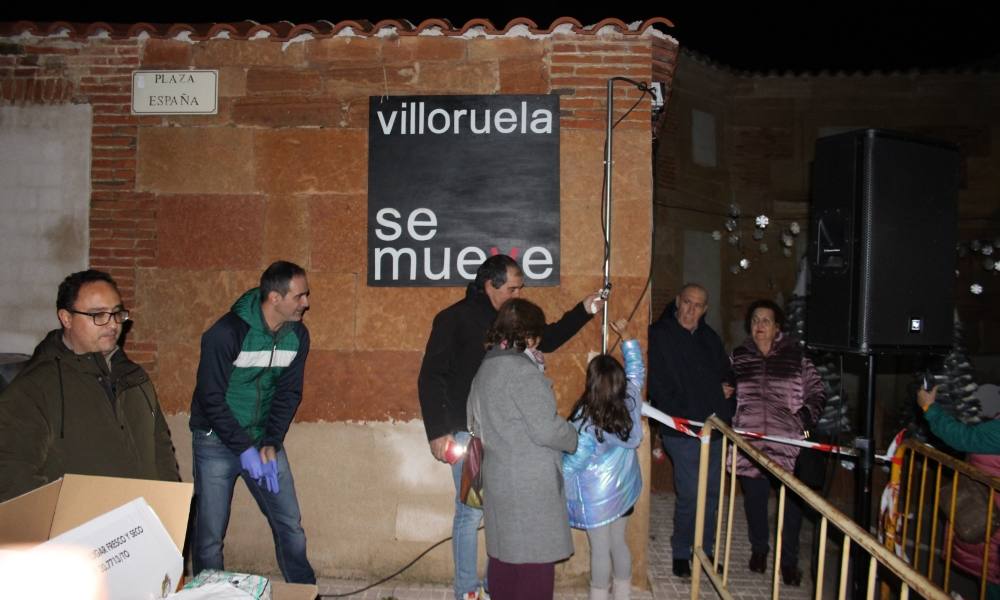 Villoruela enciende un nuevo árbol hecho con 3.000 metros de cuerda