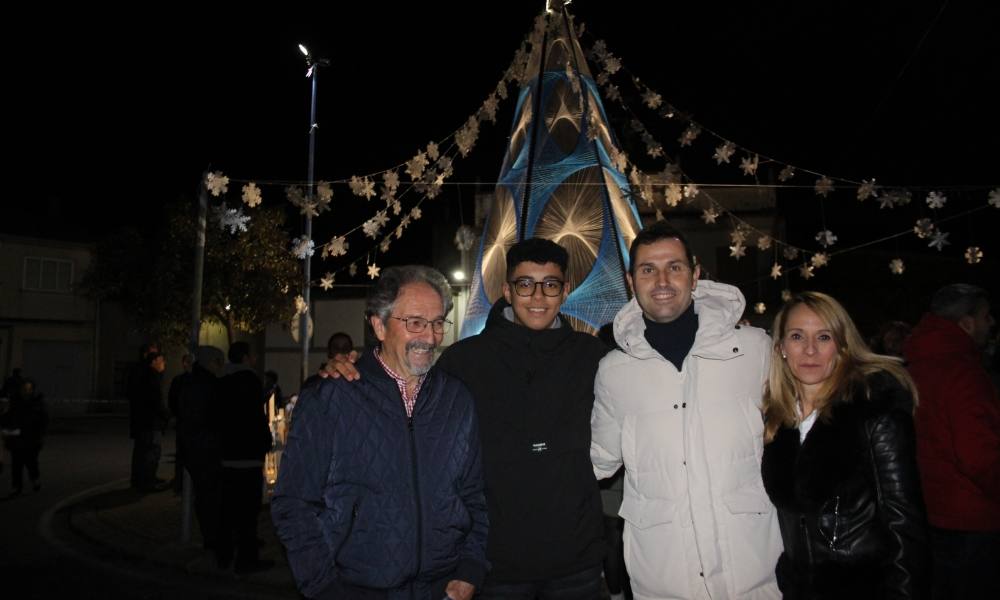 Villoruela enciende un nuevo árbol hecho con 3.000 metros de cuerda