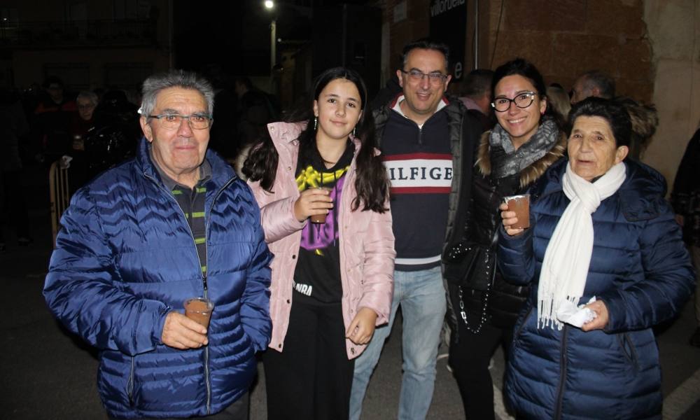 Villoruela enciende un nuevo árbol hecho con 3.000 metros de cuerda