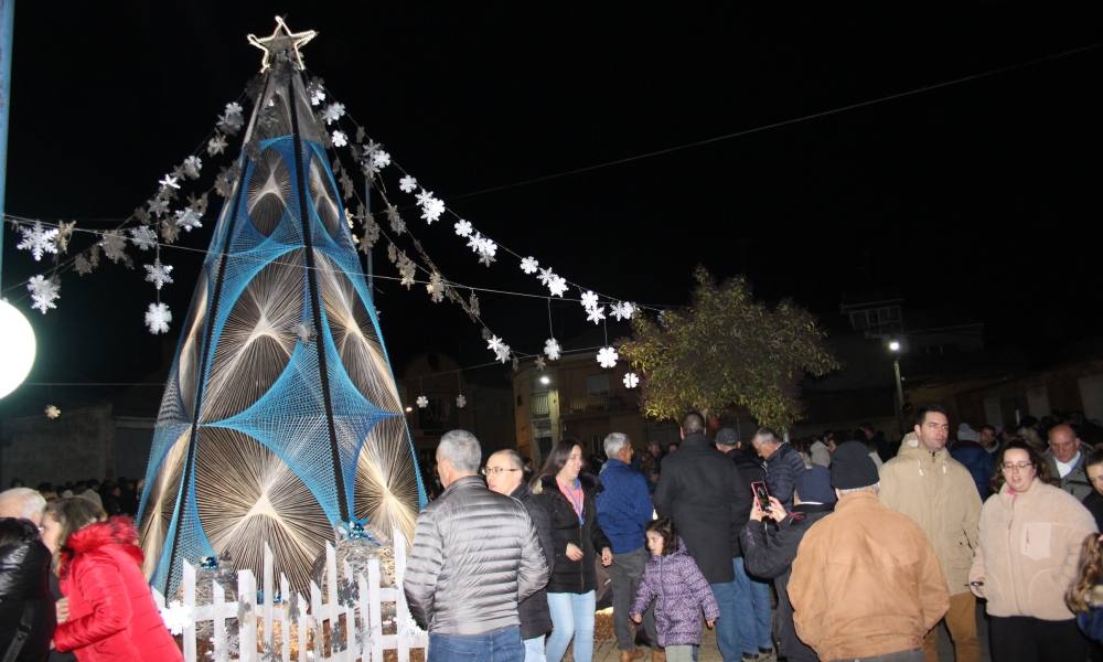 Villoruela enciende un nuevo árbol hecho con 3.000 metros de cuerda