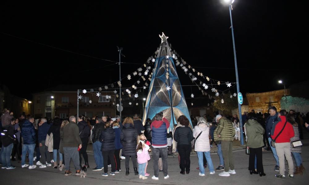 Villoruela enciende un nuevo árbol hecho con 3.000 metros de cuerda