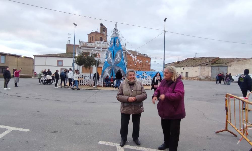 Villoruela enciende un nuevo árbol hecho con 3.000 metros de cuerda