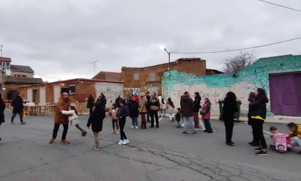 Villoruela enciende un nuevo árbol hecho con 3.000 metros de cuerda