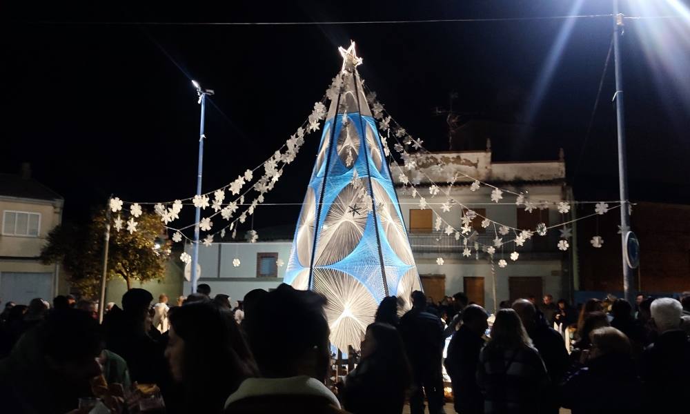 Villoruela enciende un nuevo árbol hecho con 3.000 metros de cuerda