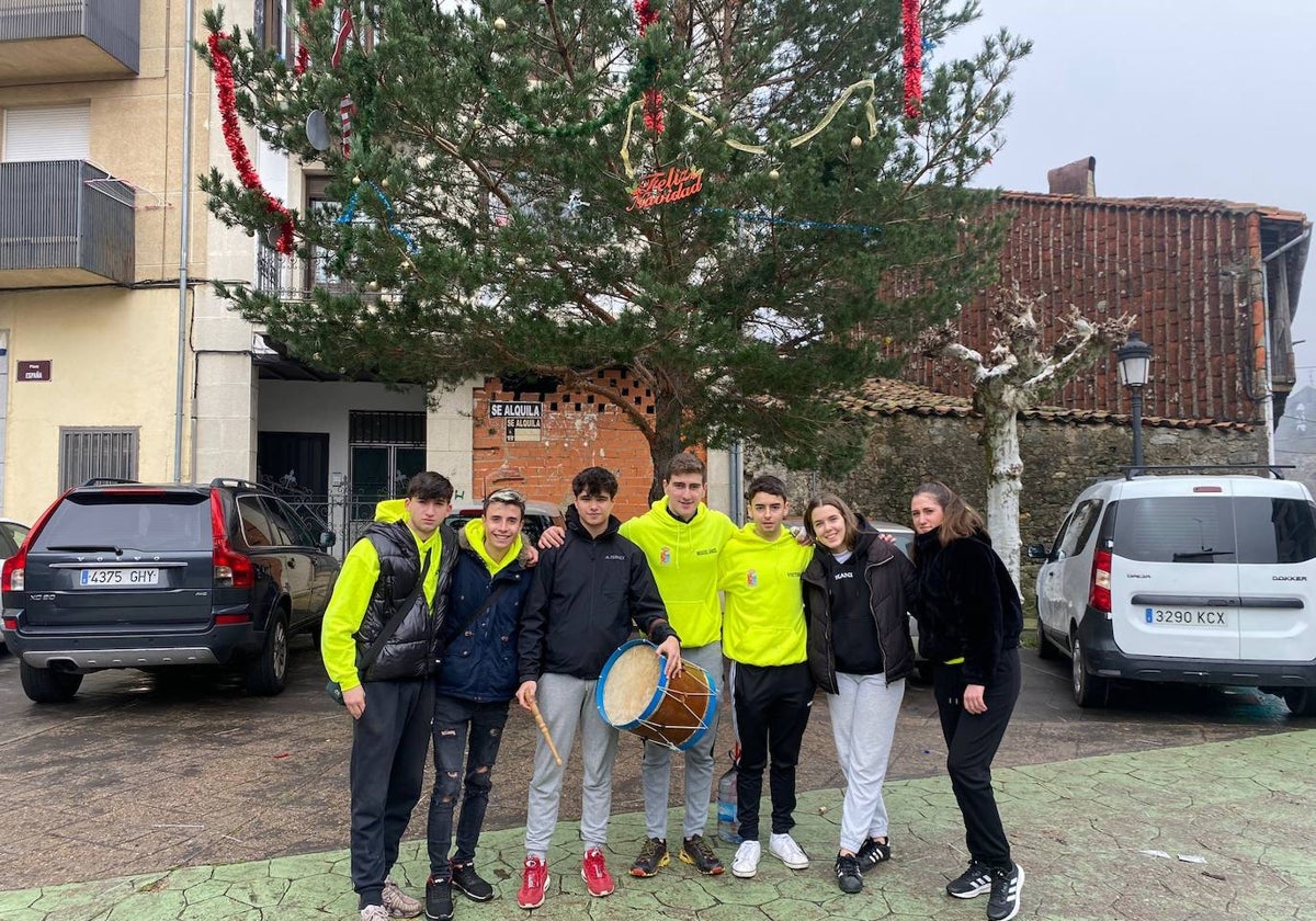 Los quintos, en la Plaza Mayor de Linares tras adornar el árbol navideño.