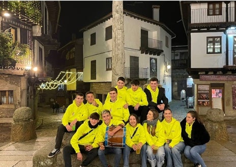 Imagen secundaria 1 - Diferentes momentos de la ruta del tamboril en La Alberca y del adornado del árbol.