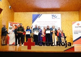 Parte de los voluntarios de Cruz Roja que recibieron este martes las medallas por más de 15 años de labor