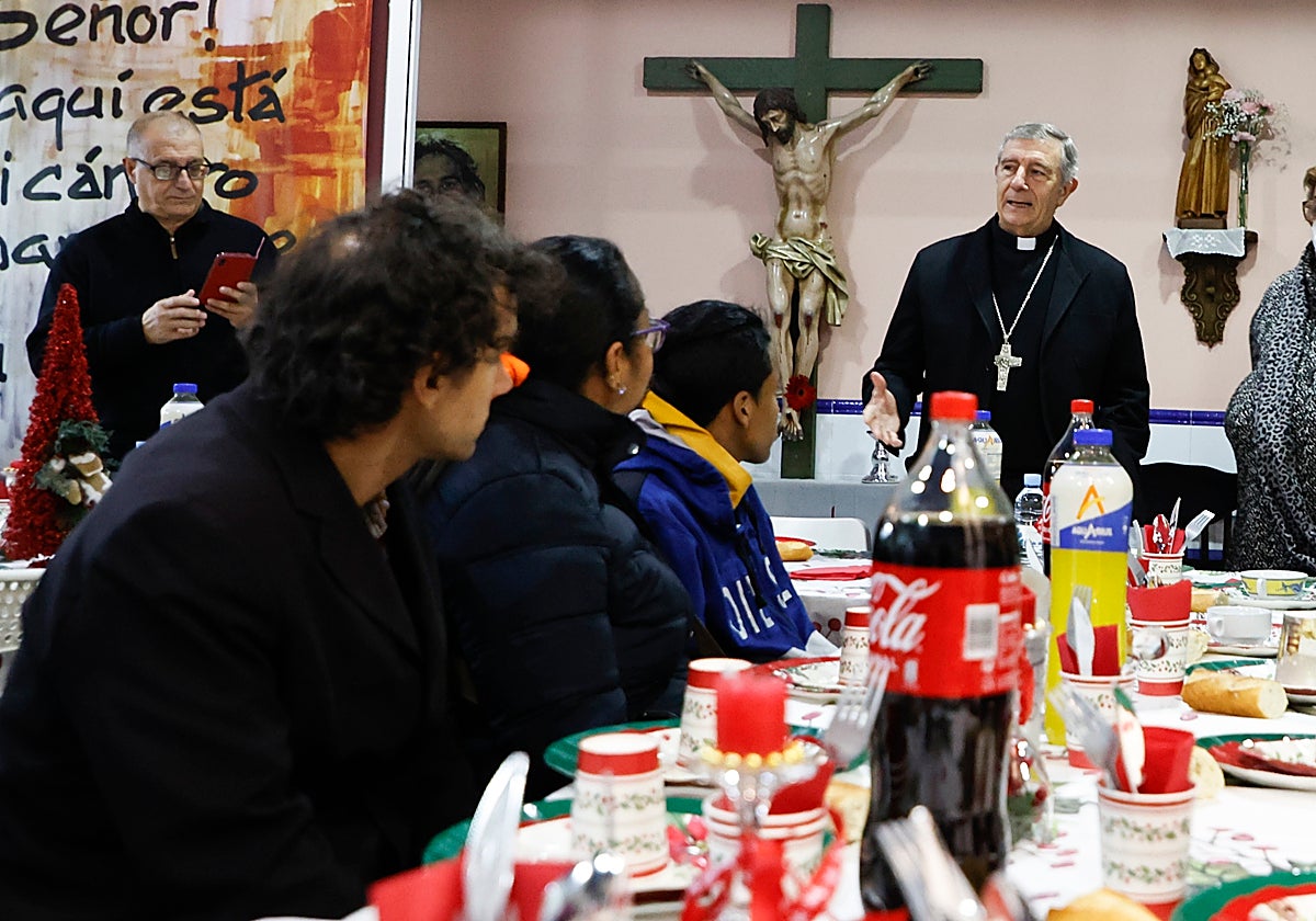 Cena de Nochebuena en el Comedor de los Pobres presidida por el obispo.