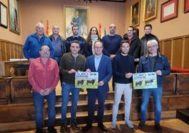 Ayuntamiento y hosteleros en la presentación del III Toro de San Sebastián.