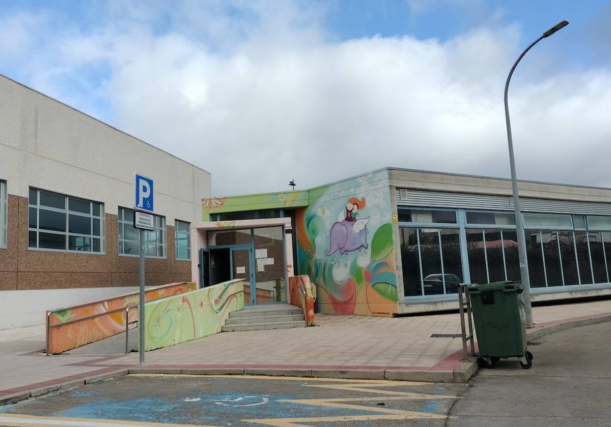 Acceso principal a la escuela infantil de Guijuelo.