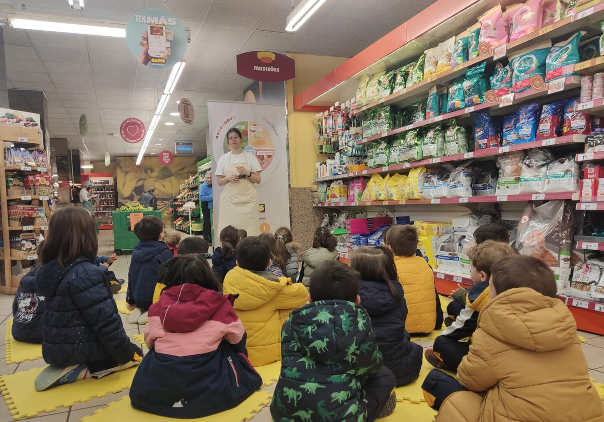 Un grupo de escolares en una visita a un supermercado Gadis.