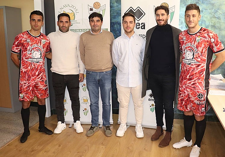 Imagen principal - La presentación tuvo lugar en el matadero, que es uno de los patrocinadores del CD Guijuelo