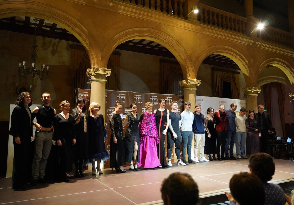 Voluntarios participantes en la Gala benéfica de talentos.