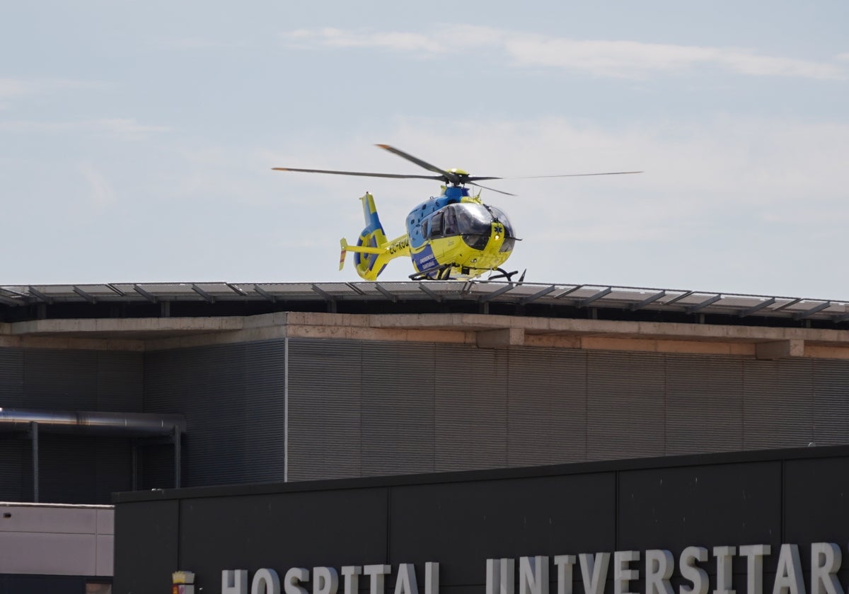 Un helicóptero medicalizado llega al Hospital de Salamanca.