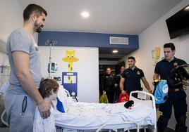 Bomberos y agentes reparten y regalos a los niños hospitalizados en el Puerta de Hierro