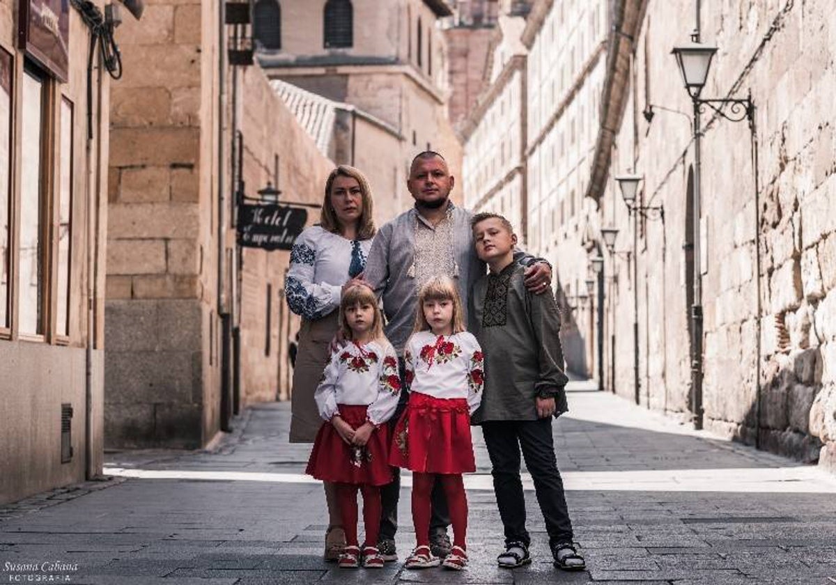 Natalia Polishchuk, junto a su marido y a sus tres hijos.