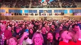 El Barrio recibe el cariño de sus fans salmantinos en el Multiusos Sánchez Paraíso