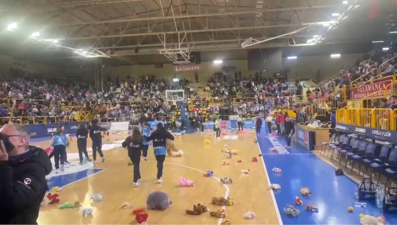 Lluvia de peluches en Würzburg en el partido entre Avenida y Casademont Zaragoza
