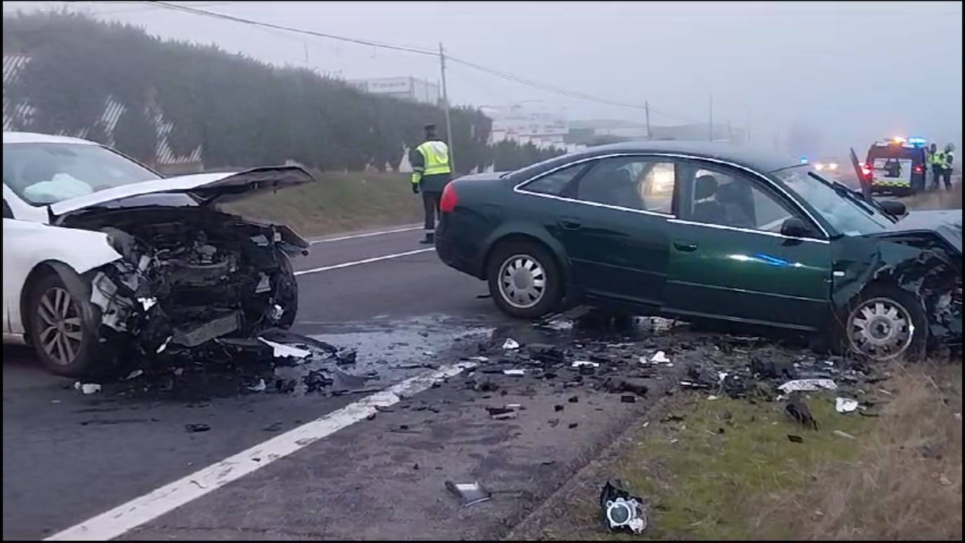 Dos coches destrozados en una aparatosa colisión que se salda con tres jóvenes heridos en Arapiles