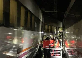 Efectivos de emergencia trabajando tras la colisión.