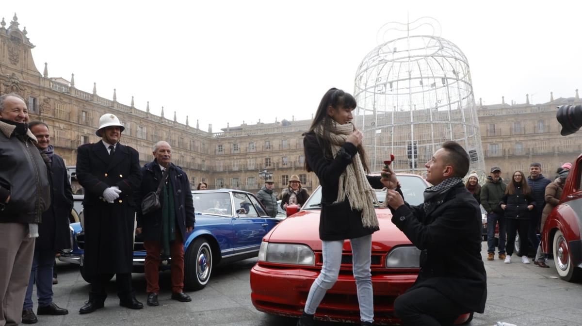 Una original petición de matrimonio sobre ruedas en la Plaza Mayor