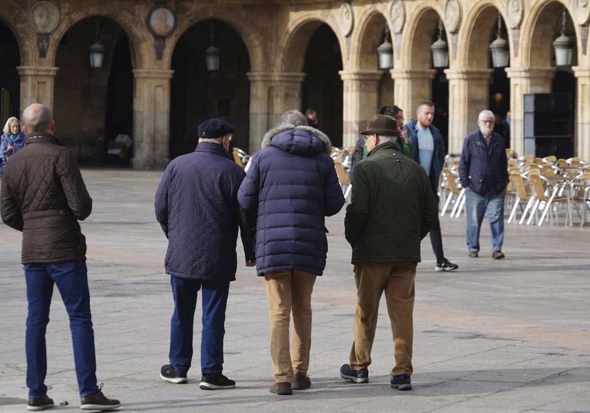 Un grupo de jubilados, en la Plaza Mayor.