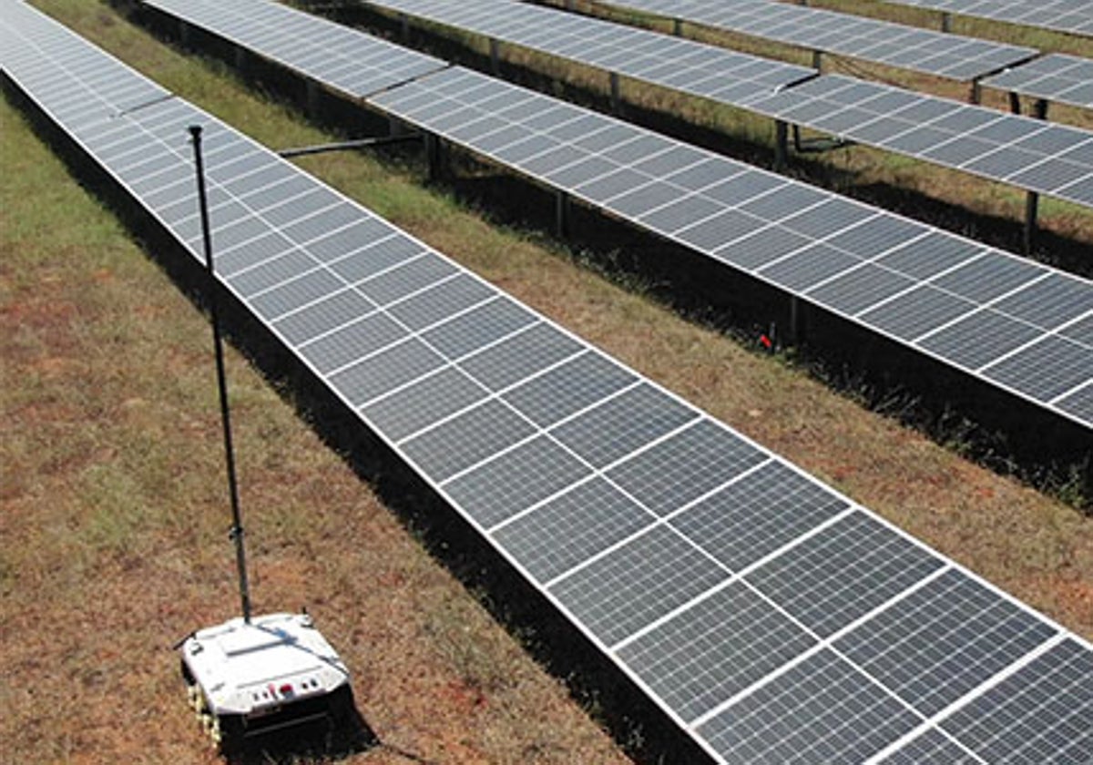 El robot Antecursor II en una planta fotovoltaica.