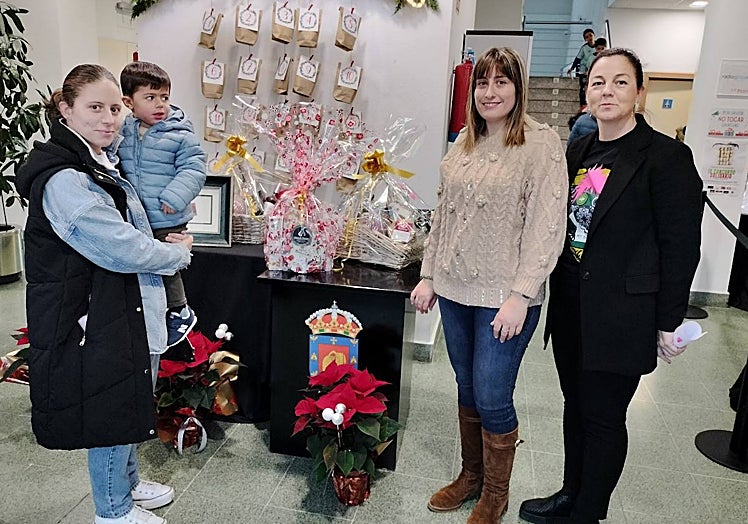 Imagen principal - Entrega de los premios a los tres trabajos con mayor puntuación recibida.
