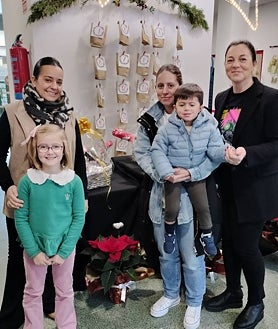 Imagen secundaria 2 - Entrega de los premios a los tres trabajos con mayor puntuación recibida.