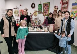 Las ganadoras, la coordinadora municipal de Cultura y el pequeño Lucas con su madre durante la entrega de premios.