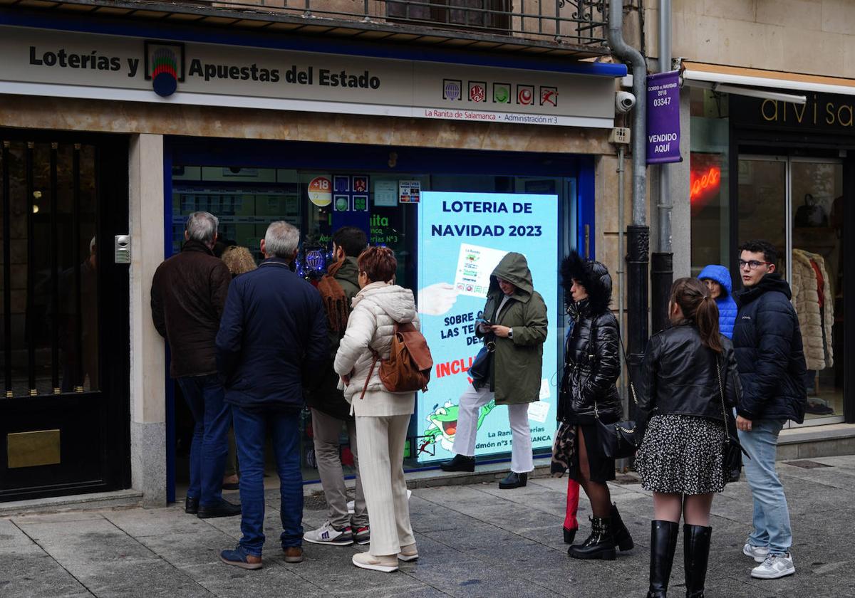 Los últimos rezagados hacen cola para comprar sus décimos en una administración de lotería en Salamanca.