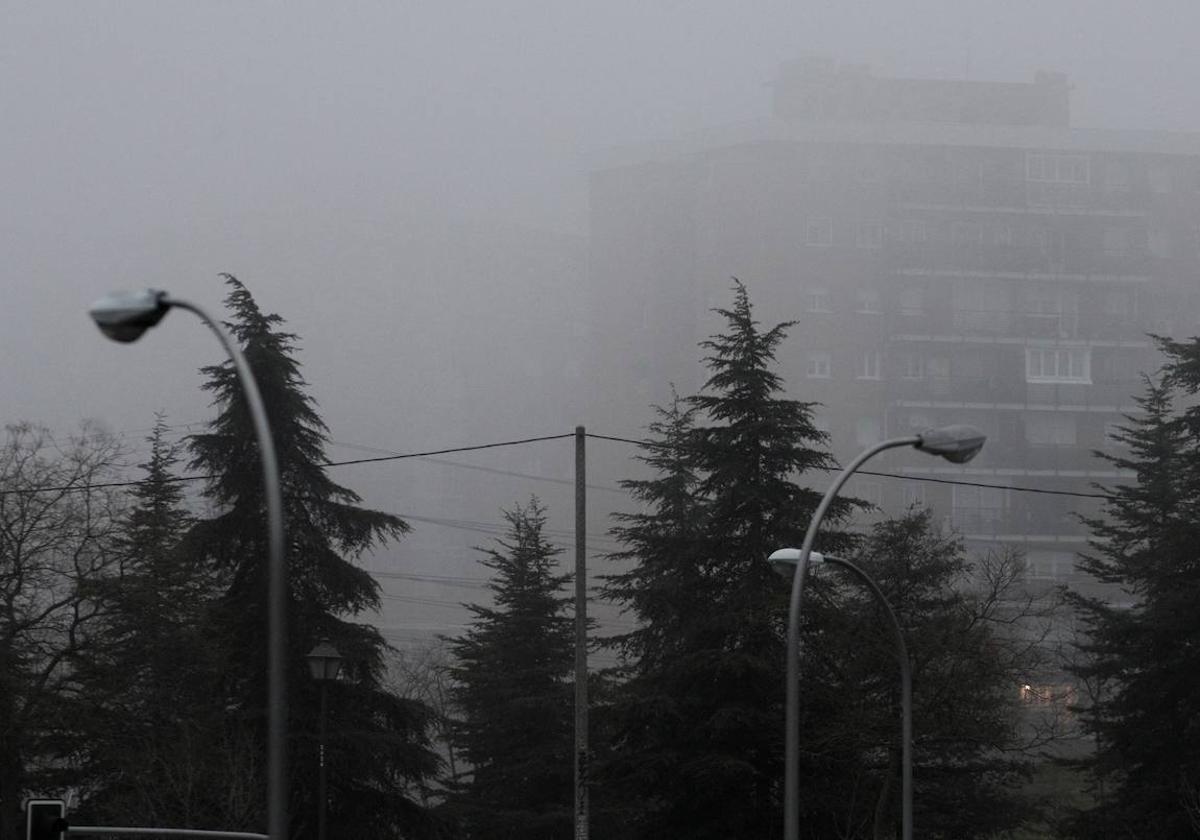 La niebla cubre diversas ciudades españolas.