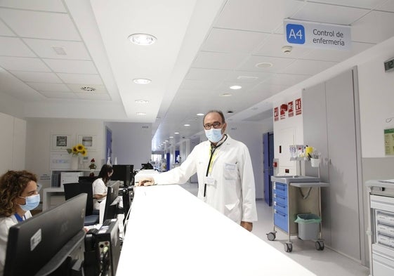 José Ángel Martín Oterino, en la planta de hospitalización de Interna.