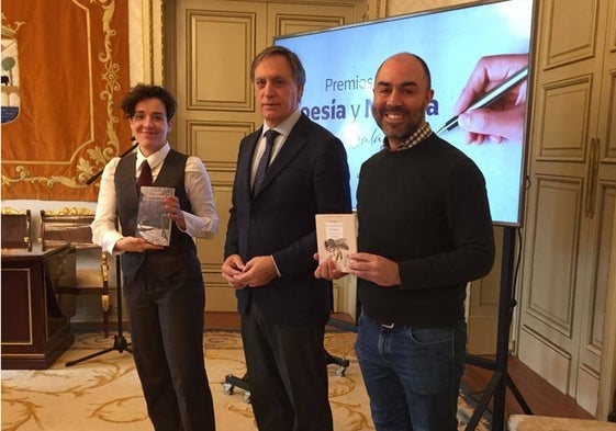 Beatriz García, Carlos García Carbayo y Víctor Herrero, en la entrega de premios de novela y poesía Ciudad de Salamanca.