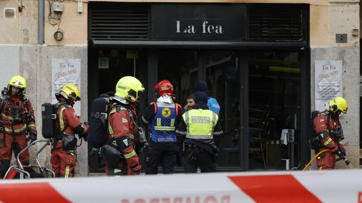 Un preocupante 'humo' moviliza a tres dotaciones de Bomberos en un restaurante de la Plaza del Mercado