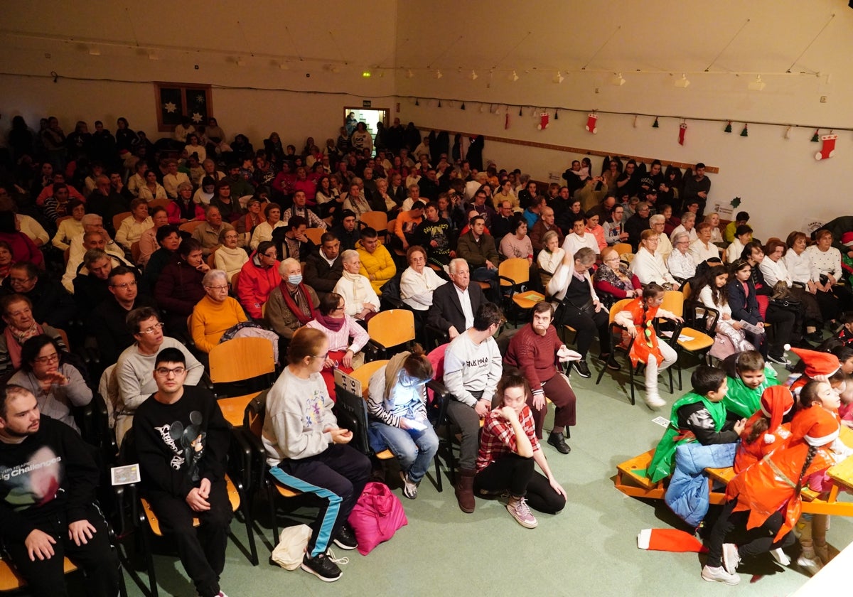 Los salmantinos disfrutaron ayer del Festival de Navidad organizado por el Consejo Social del Rollo.