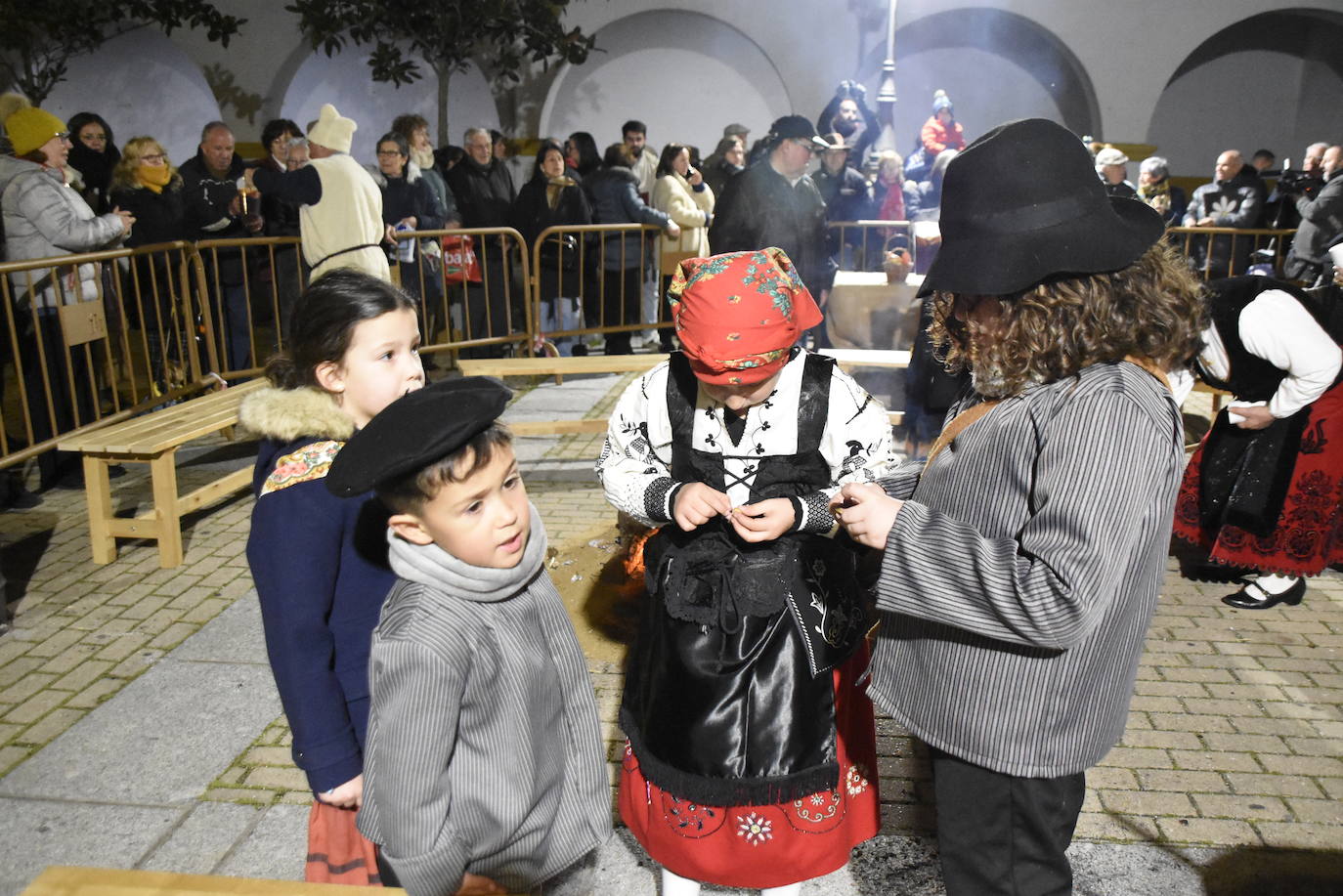 Atavíos y música tradicional en el belén de Miróbriga