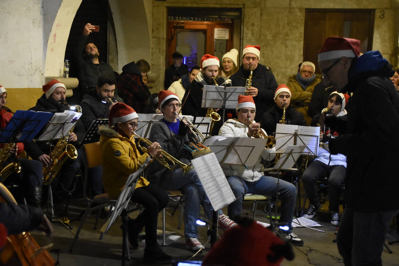 Atavíos y música tradicional en el belén de Miróbriga