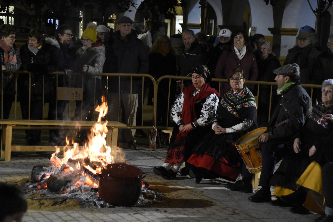 Atavíos y música tradicional en el belén de Miróbriga