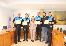 Agentes homenajeados junto a la alcaldesa, Carmen Ávila, y al concejal, Antonio Poveda.