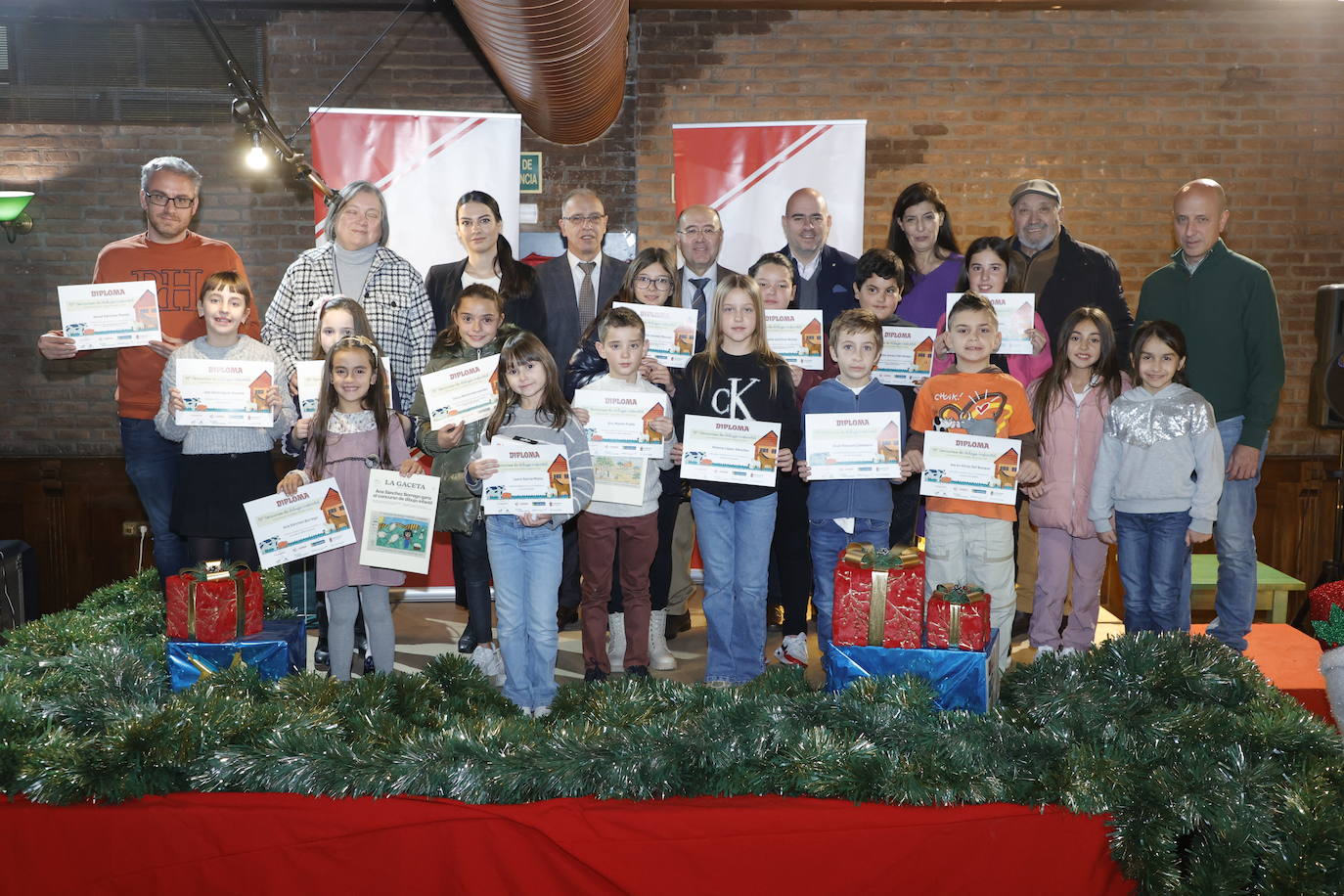 Ganadores y patrocinadores en la entrega de premios del XII Concurso de Dibujo Infantil de LA GACETA